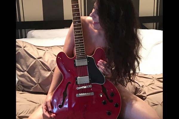 Vanucci posoacute desnuda con una guitarra