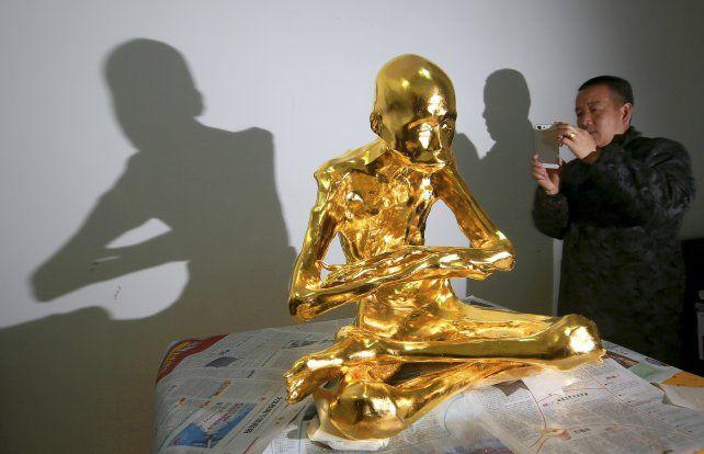 Momifican y envuelven en oro a monje chino