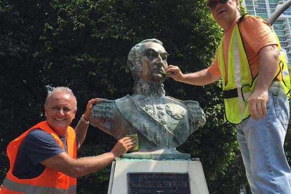 Un santiaguentildeo logroacute que restauraran bustos de San Martiacuten y Belgrano en Panamaacute