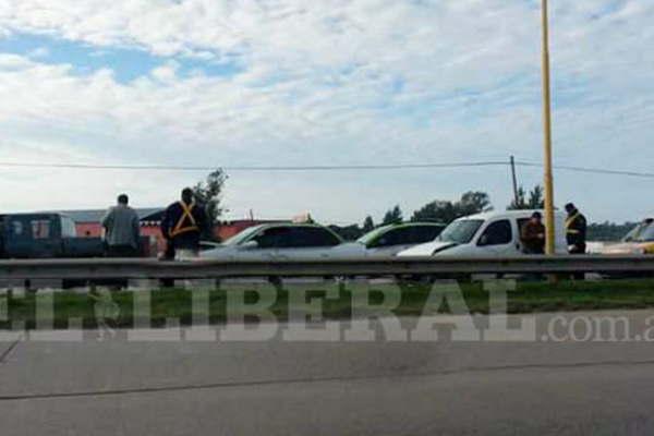 Choque en cadena sobre autopista  dejoacute importantes dantildeos materiales 
