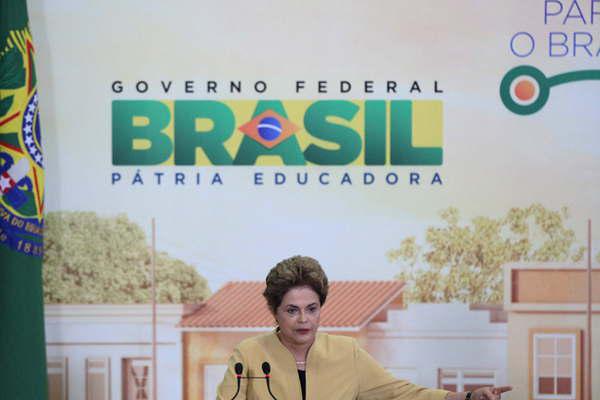 Rousseff reiteroacute su denuncia de golpe en un acto social