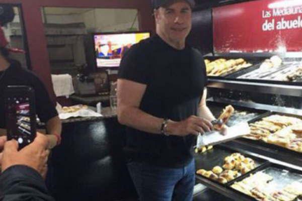 Travolta se comioacute cuatro medialunas en Buenos Aires