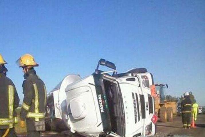 Espectacular vuelco de un camioacuten sobre ruta 34