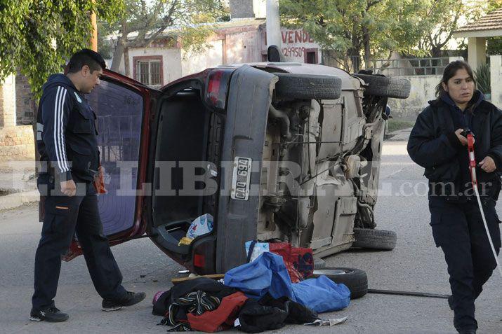 Vuelco de un automoacutevil en el barrio Reconquista
