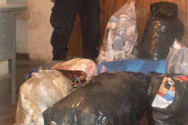 Adolescentes robaron cajas con ropa  de la fundacioacuten  Haciendo Camino