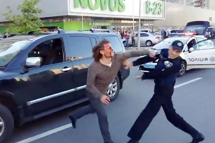 Ex luchador a las trompadas con policiacuteas en plena calle