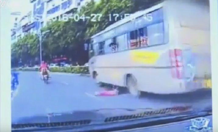 Video- nintildea de dos antildeos cae desde un colectivo