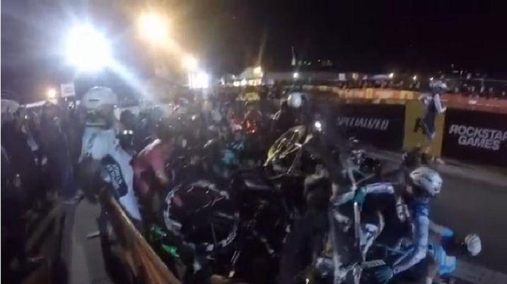 Una moto provoca una montantildea de ciclistas en plena carrera