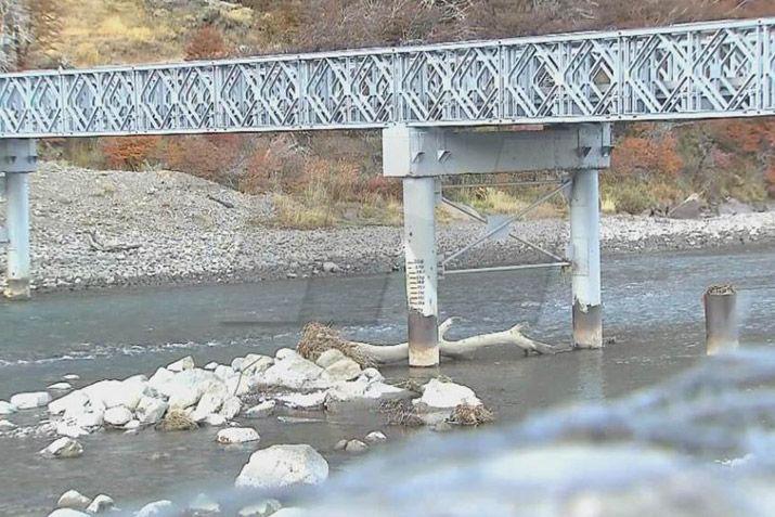 Un puente construido por el Ejeacutercito uniacutea los terrenos de Baacuteez
