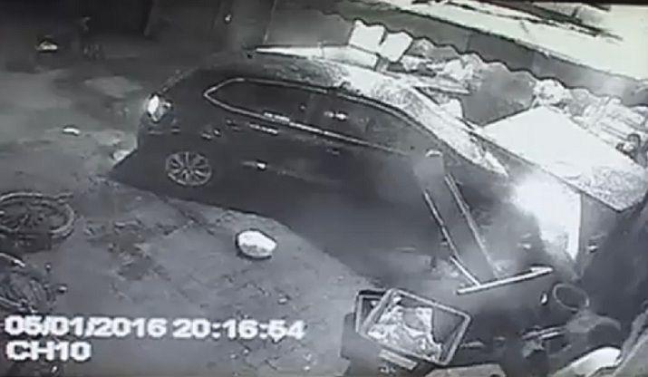 Conductor ebrio se incrustoacute con su auto en un restaurante y fue golpeado por los clientes