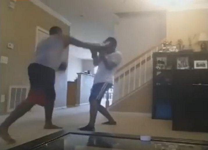 Padre boxea con su hijo como castigo por haberse escapado de la escuela