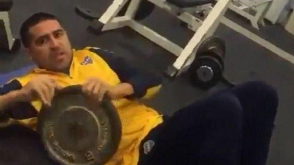 Romaacuten entrenoacute con la ropa de Boca