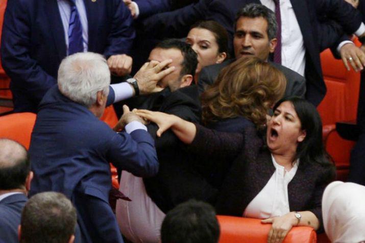 En el Parlamento de Turquiacutea se agarraron a trompadas