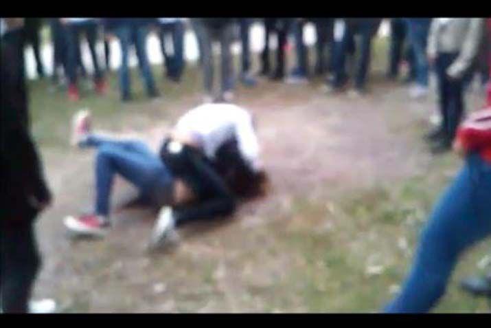 TREMENDO VIDEO  Dos chicas se pelean a la salida de un colegio en Beltraacuten