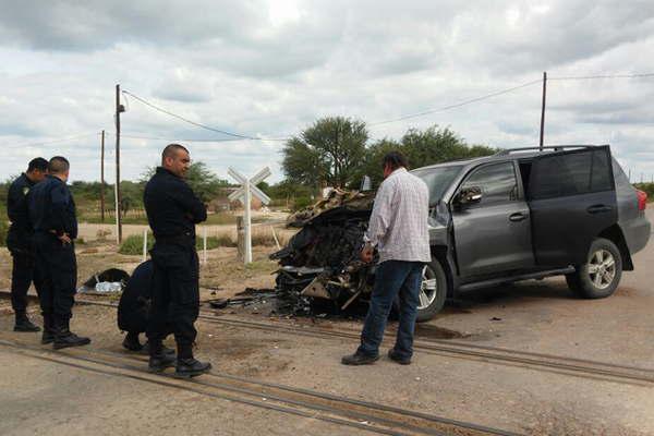 El conductor de una camioneta se salvoacute de morir arrollado por un tren