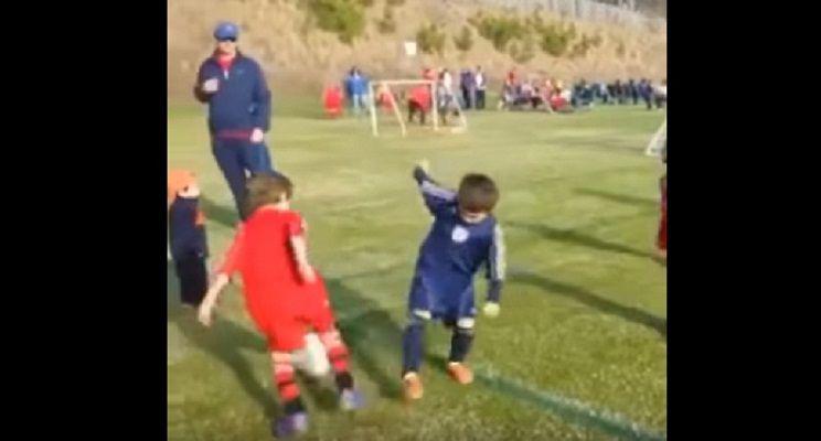 Video- La ternura de un nintildeo en pleno partido de fuacutetbol infantil