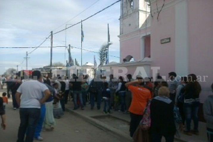 Cientos de peregrinos aguardan el traslado de la cruz al aacuterbol y al templete