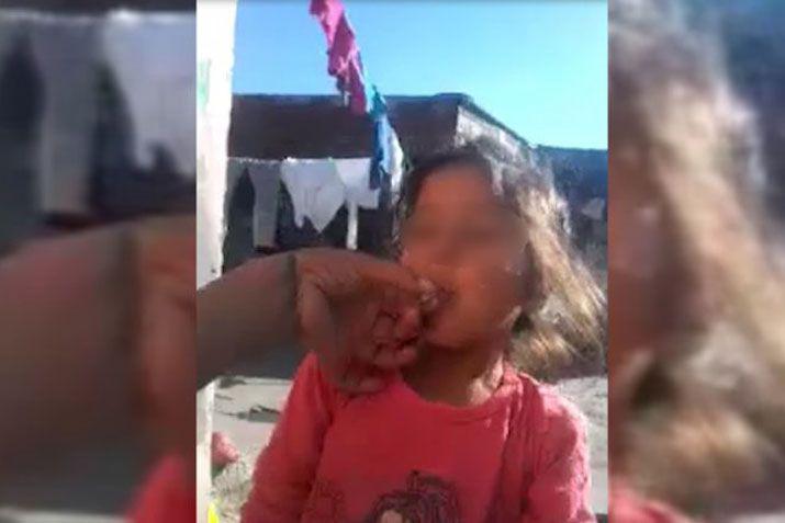 Impactante video- una mujer obliga a fumar marihuana a una nenita