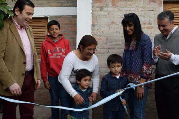 BENEPLÁCITO M�s familias del interior se acogen al programa de eliminación de ranchos 