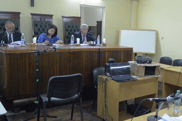 Condenan a aacuterbitro de baacutesquet por abusar de su hija quien lo delatoacute por carta ante la madre