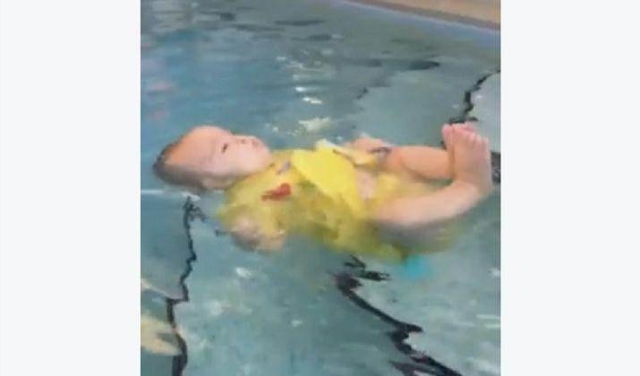 El video de una bebeacute nadando generoacute bronca en las redes