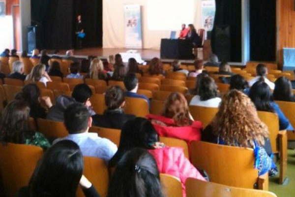 Capacitaraacuten a docentes con un postiacutetulo de Educacioacuten Maternal