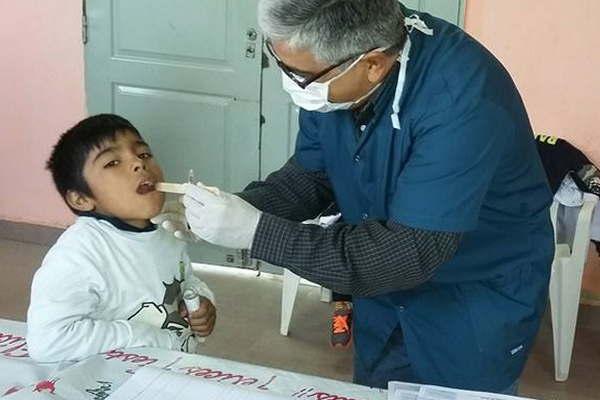 El Prosane examinoacute a chicos de primer grado en la escuela Onofre Perillo del Riacuteo Dulce