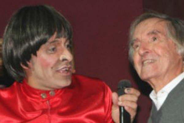 Martiacuten Bossi homenajeoacute a Carlitos Balaacute en el teatro 