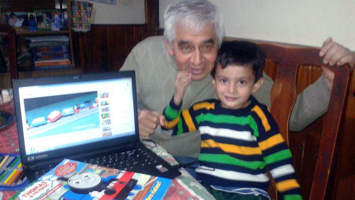 La historia detraacutes de la foto del abuelo y su nieto en plena avenida Coloacuten que emocionoacute al paiacutes