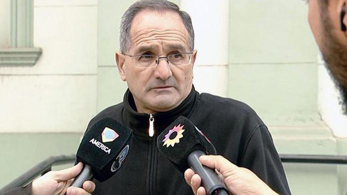 Cura prohibioacute los jeans porque provocan