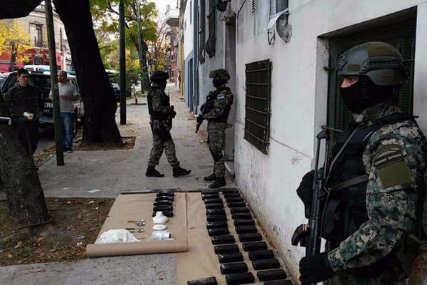 Duro golpe al narcotraacutefico- secuestran 200 kilos de cocaiacutena