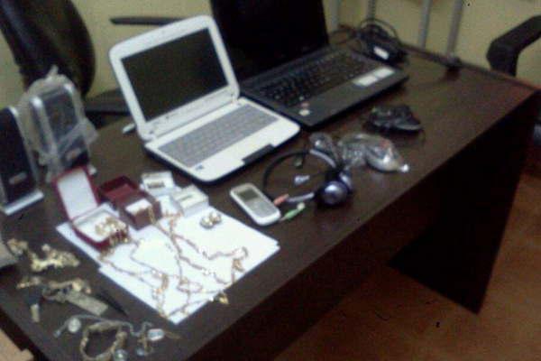 Se hizo pasar por plomero ingresoacute a una casa y se apoderoacute de joyas y otros bienes