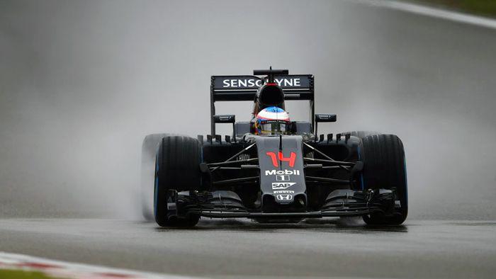 A Alonso le falta todo lo que hace Vettel fuera de la pista