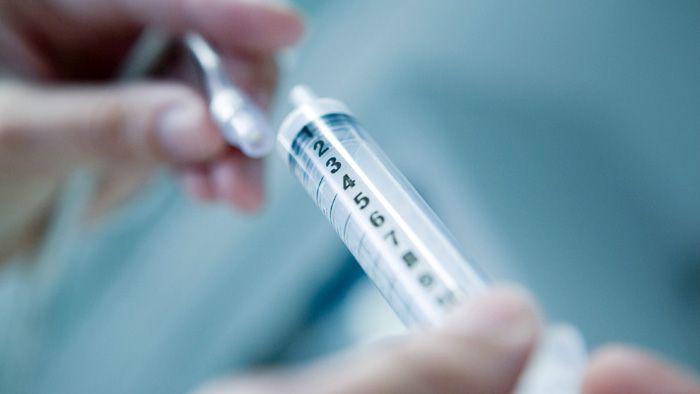 El Ministerio de Salud confirmoacute la muerte de una mujer por gripe A en Santiago
