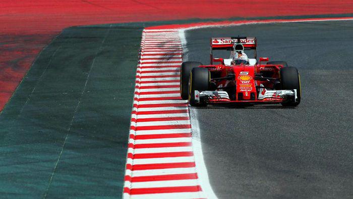 Vettel presiona a los Mercedes en Montmeloacute