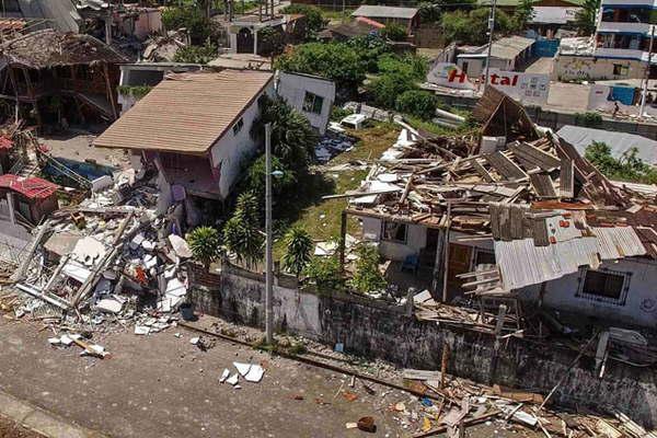 Correa anuncioacute viviendas en zona del terremoto