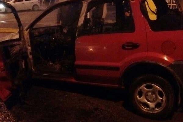 Camioneta se incendioacute mientras circulaba por La Banda