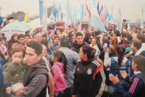 Miles de fieles veneran  a la Virgen del Amparo una devocioacuten de 300 antildeos