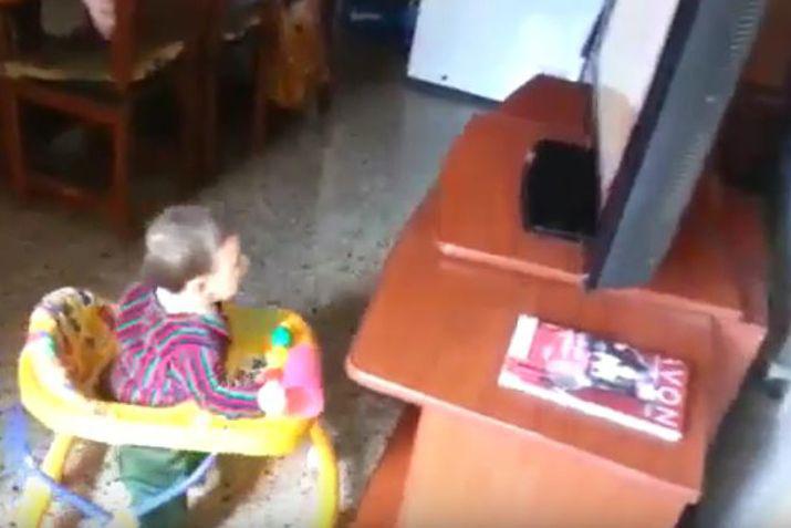 Miraacute el tierno video de este bebeacute santiaguentildeo fanaacutetico de Mirtha Legrand