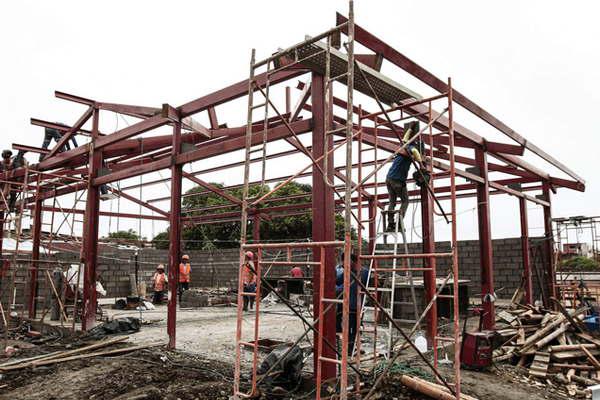 Ecuador se empentildea en la reconstruccioacuten a un mes del mortal seiacutesmo