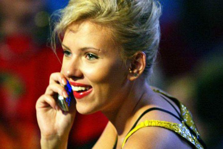 Por queacute los famosos vuelven a usar los viejos teleacutefonos en lugar de smartphones