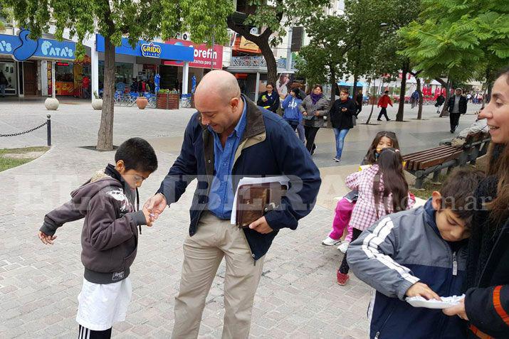 Alumnos especiales regalaron escarapelas