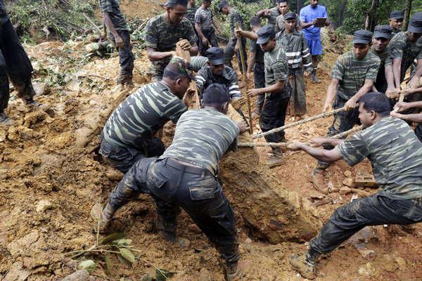 Decenas de muertos y desaparecidos por lluvias y deslizamiento de tierra en Sri Lanka