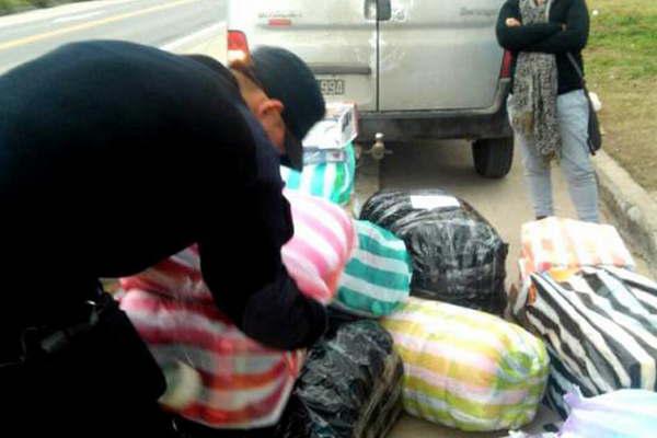 Secuestran 26 bultos de mercaderiacutea ilegal en dos camionetas