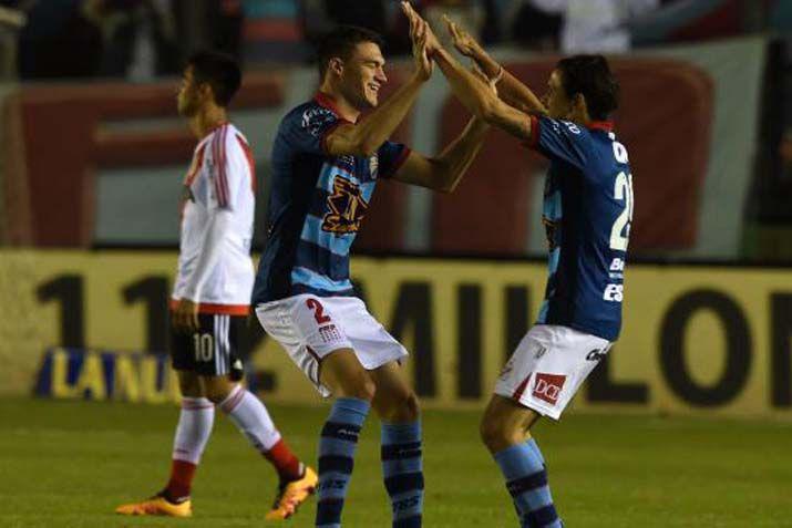 Arsenal le ganoacute a River por 2 a 1