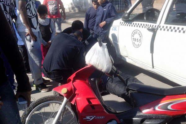 Panadero motociclista chocoacute contra un remiacutes y acaboacute inconsciente
