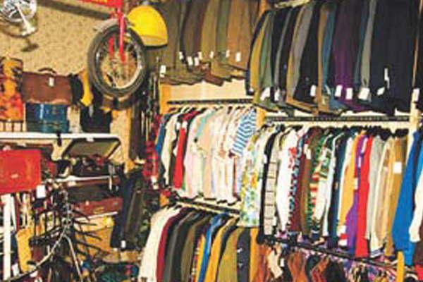 Vendedores indican que crecioacute en maacutes de un 30-en-porciento- la venta de ropa usada y preveacuten que continuacutee el avance