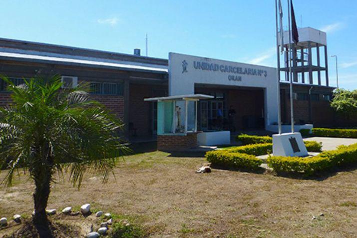 Fue a leer la Biblia en la celda de un compantildeero y lo violaron