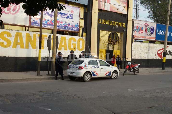 Hinchas provocaron incidentes y destrozos en la cancha de Mitre