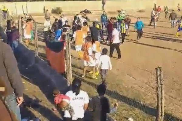 Un video muestra el enfrentamiento entre jugadores y padres de la Liga Infantil